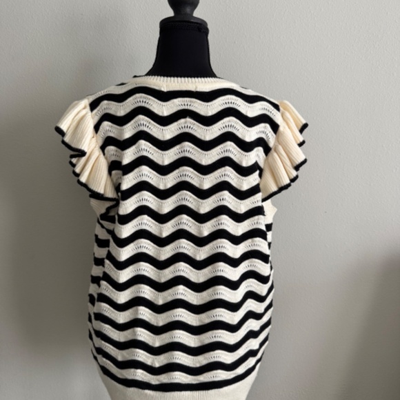 AVARA sleeveless sweater; shoulder ruffle; Medium - Picture 4 of 8